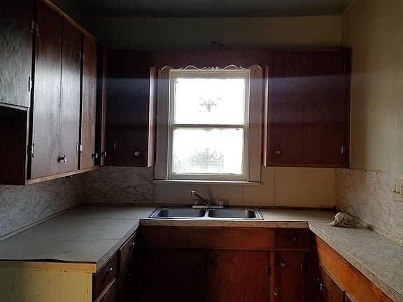 5th image of 122 W Adams Ave