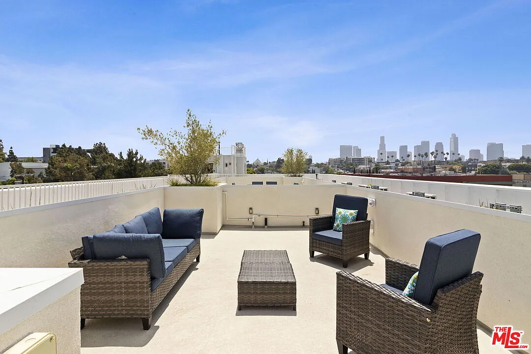 3 bed, 2.5 bath, 1331 sqft, $3,495 — Photo 3