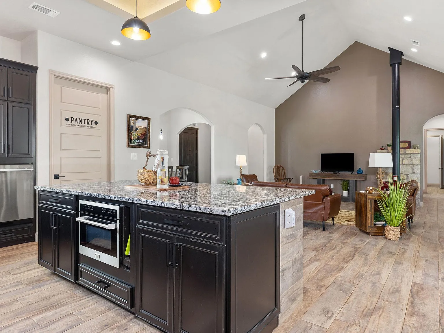 3 bed, 3.0 bath, 2380 sqft, $3,500 — Photo 4
