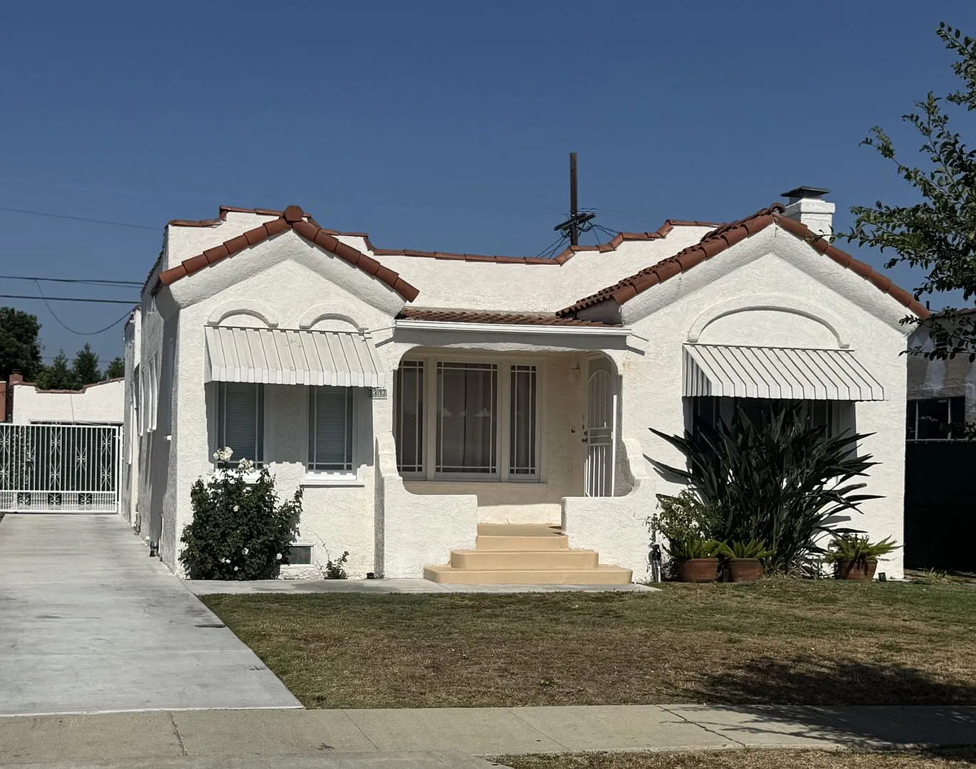 Upgraded 3BD Home | 2-Car Garage + Bonus Room | Private Backyard South LA — Photo 1