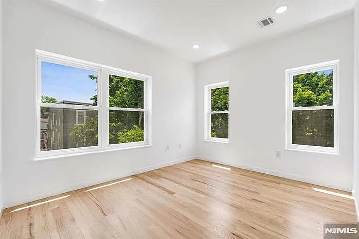 3 bed, 2.0 bath, 1050 sqft, $2,650 — Photo 4