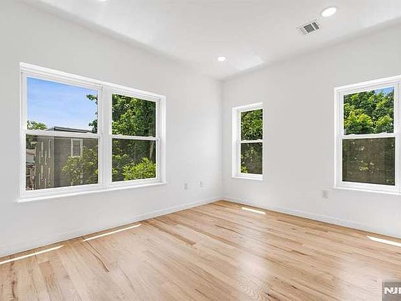 4th image of 840 S 19th St #1-2-3