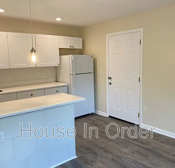 307 8th Ave E #102 — Photo 3