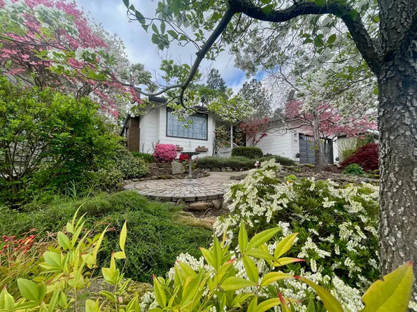 2446 Heritage Way, Medford, OR 97504