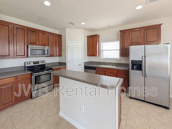 3rd image of 826 Mosswood Chase St