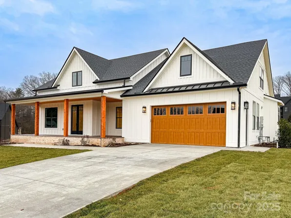 18 Lucy Ln, Mills River, NC 28759