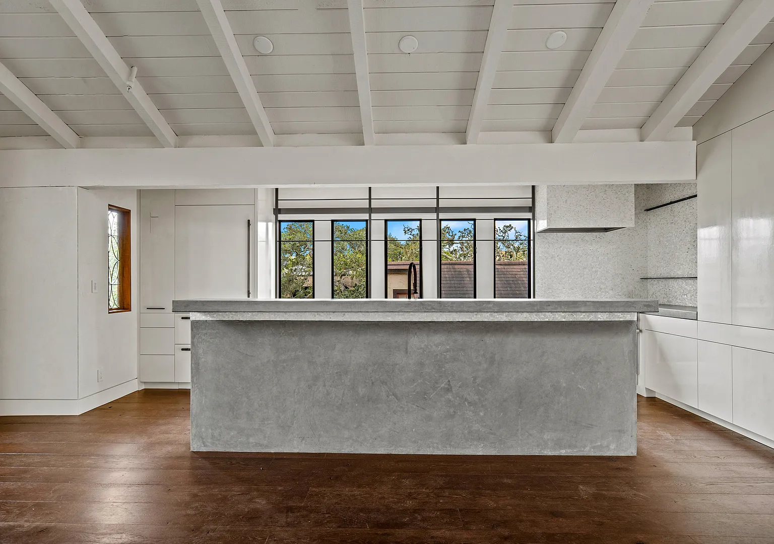 2 bed, 2.5 bath, 1357 sqft, $8,000 — Photo 3