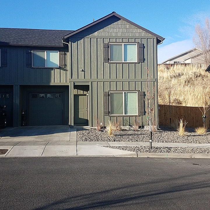 1st image of 447 NE Brookstone Dr