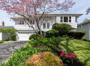 22 Heathcote Dr, Albertson, NY 11507