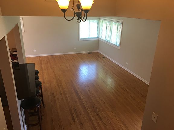 4th image of 1004 S Leslie Ln