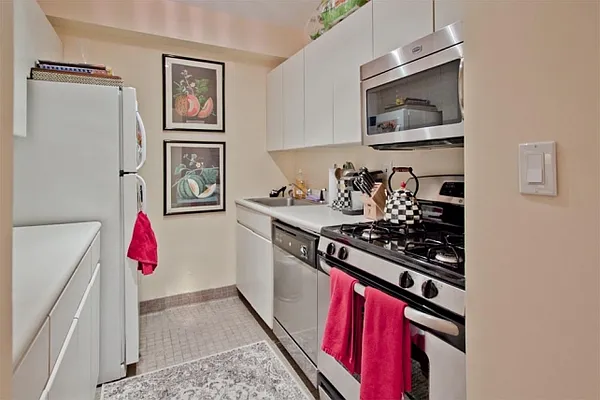 Rented by ROOM Real Estate | media 13