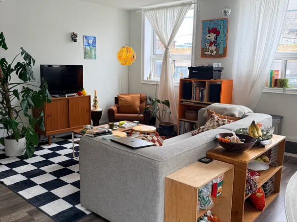 1000 Dovercourt Rd #2, Toronto, ON M6H 2X8