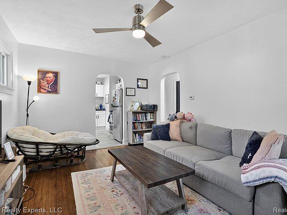4th image of 1687 Channing St