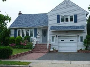 1 Oxford Ave, Massapequa, NY 11758