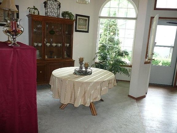 Dining Room & Entry 