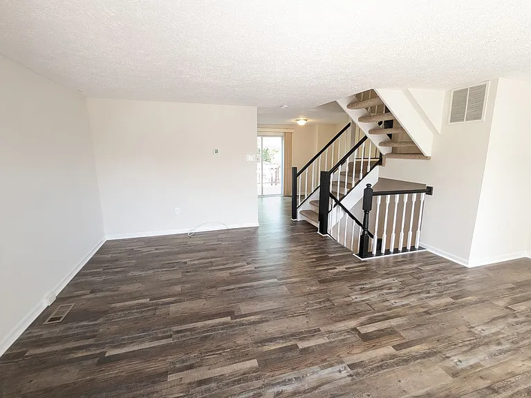 1390 David Ln — Photo 4
