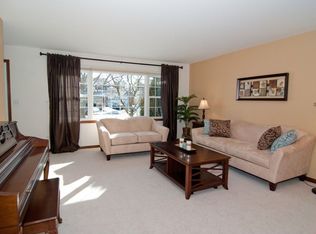 1214 Bridgeport Dr, Schaumburg, IL 60193