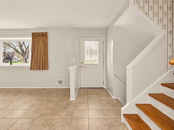 2nd image of 110 Colonnade Dr