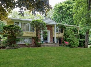 5 Maple Way, Woodbury, NY 11797