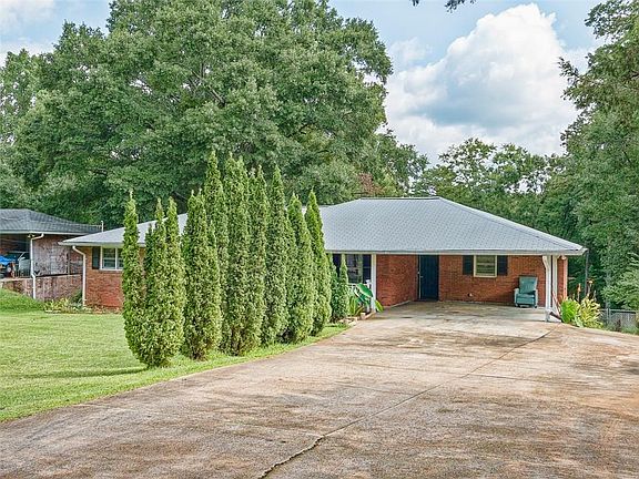 3rd image of 382 White Oak Dr