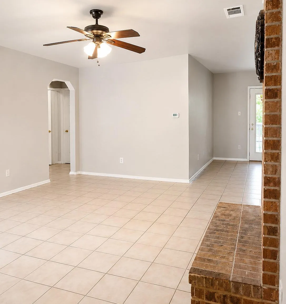 4 bed, 2.0 bath, 1025 sqft, $1,900 — Photo 2