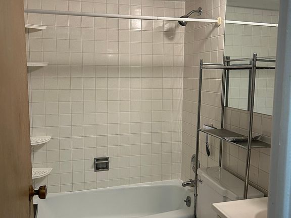 4th image of 420 W Aldine Ave APT 230
