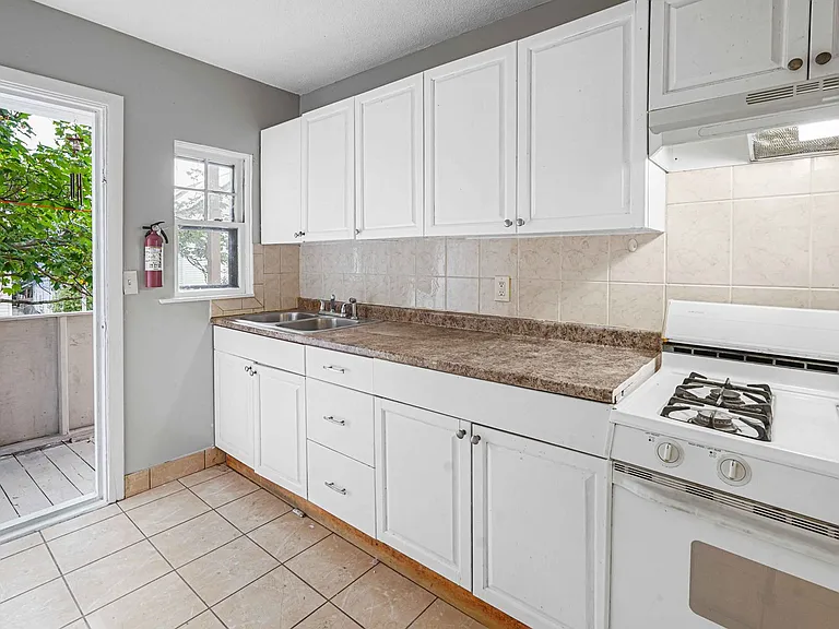 126 Sumner Ave — Photo 8