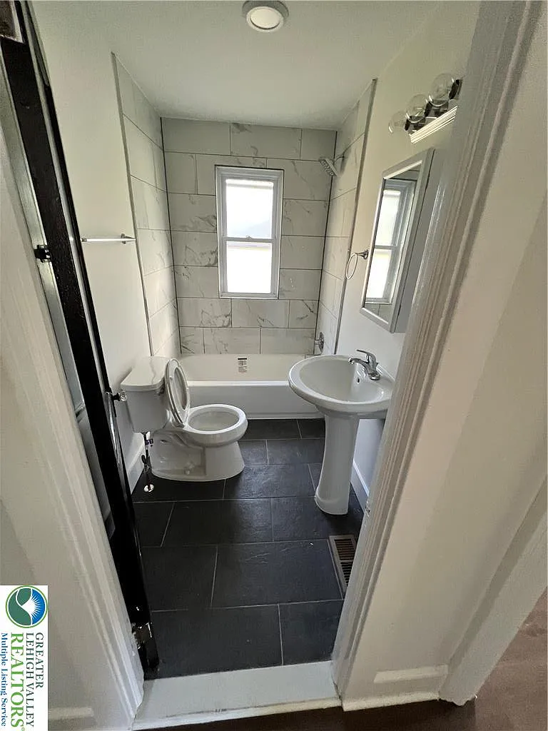 3 bed, 1.0 bath, 1300 sqft, $1,899 — Photo 2