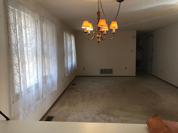 4th image of 428 Village Cir N