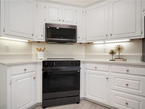 3rd image of 9270 Parliament Cir