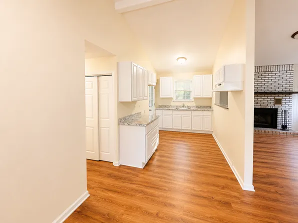 48 W Bartlett Rd, Middle Island, NY 11953
