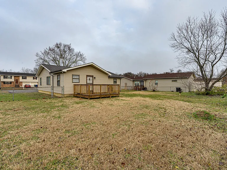 906 Hawthorne Ct — Photo 4