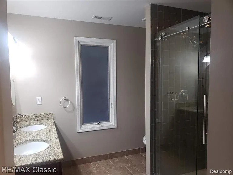617 E 3rd St #1 — Photo 8