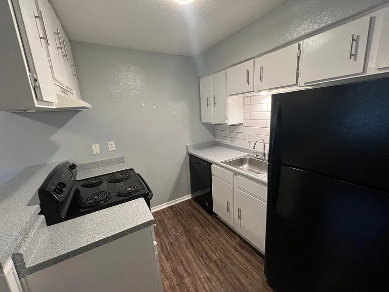 Hampton Gardens Apartment — Photo 26