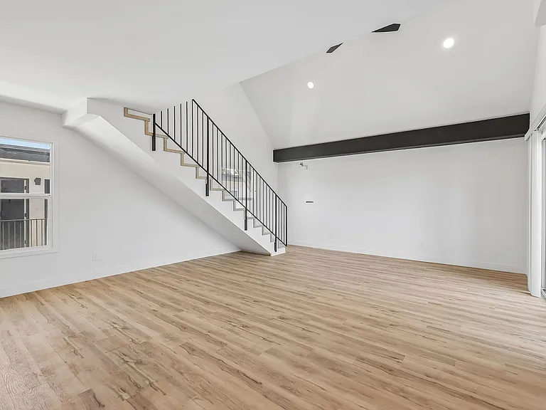 The Crest |NEWLY Renovated Studios, Lofts, 1, 2 & 3 Bedroom Homes Near the Beach — Photo 14