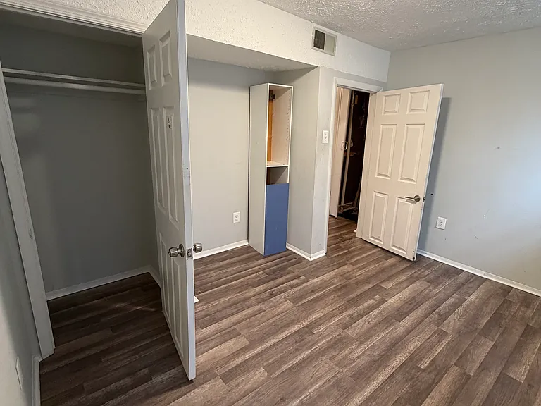 Barton Oaks Pl — Photo 4