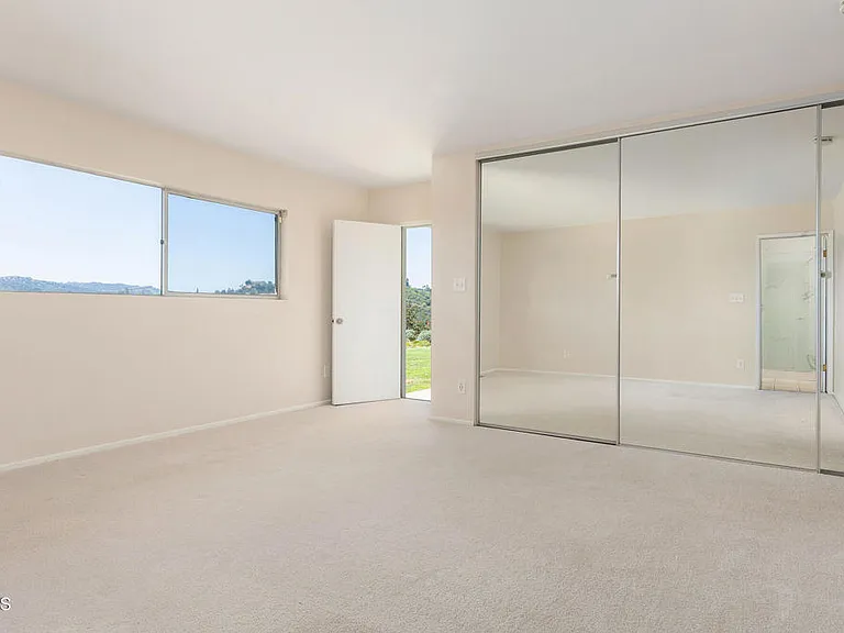 2075 Linda Flora Dr — Photo 9