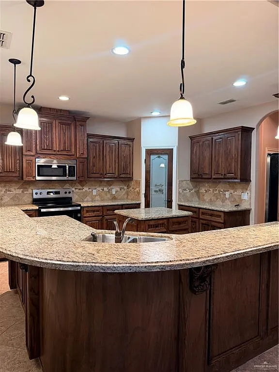 Building Photo - 1501 Granada Cir