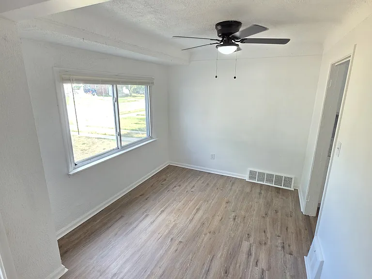 19361 Shaftsbury Rd — Photo 25