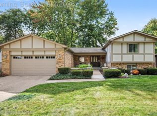 2341 Topaz Dr, Troy, MI 48085