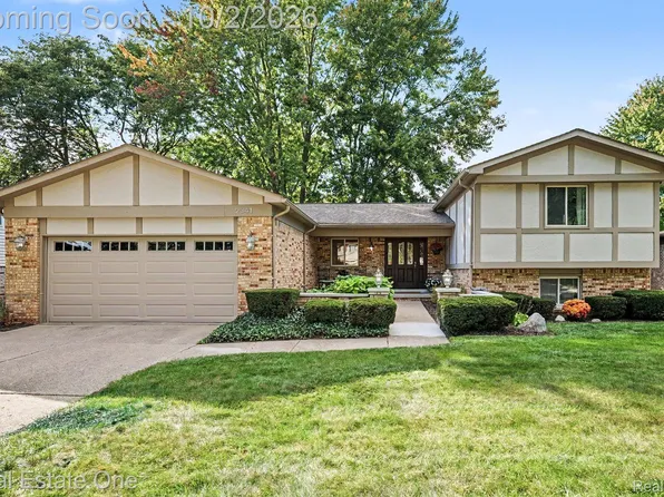 2341 Topaz Dr, Troy, MI 48085