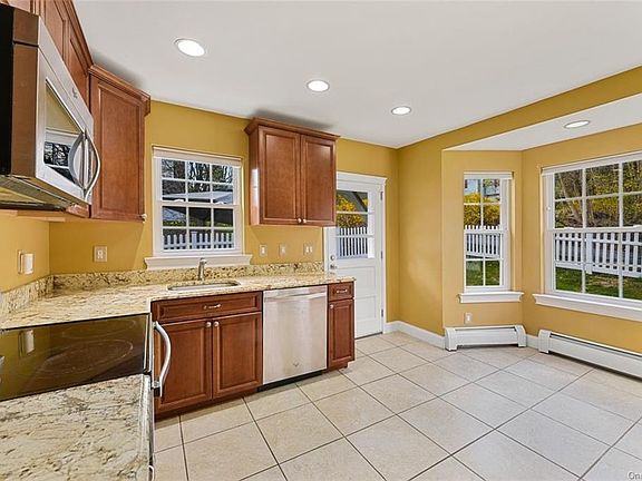 4th image of 30 Mayfair Ln
