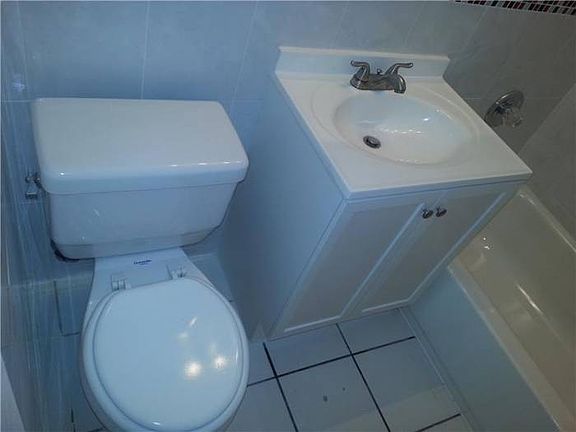 4th image of 715 SW 10th St APT 4