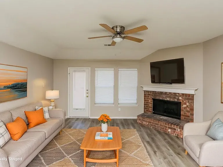 1303 Coronado Ln — Photo 3