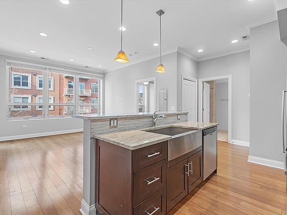 3rd image of 951 W Huron St #401