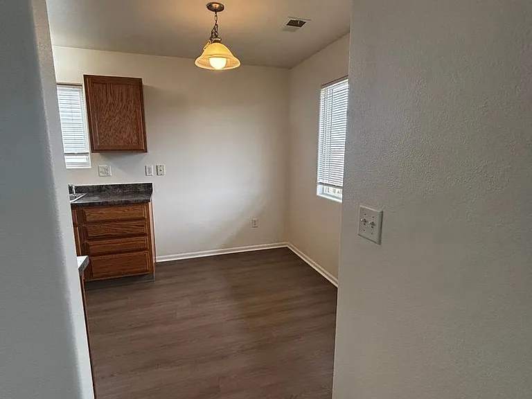 PM 280 - 639 W. 2nd Street — Photo 11