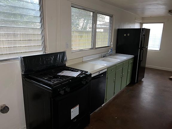 kitchen feat Gas Stove, Dishwasher & Fridge/Freezer