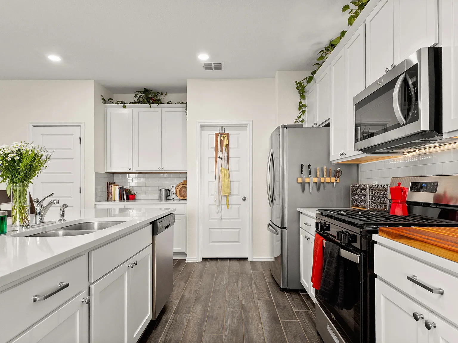 4 bed, 2394 sqft, $2,000 — Photo 3