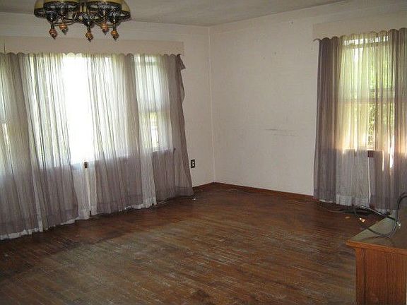 3rd image of 807 Willard St