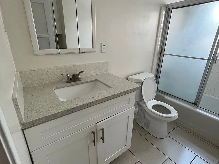 209 W Maple St #B — Photo 16